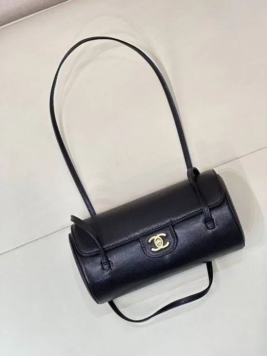 Classic CHANEL Bag: A Stylish and Versatile Choice for Elegance - Picture 1 of 6